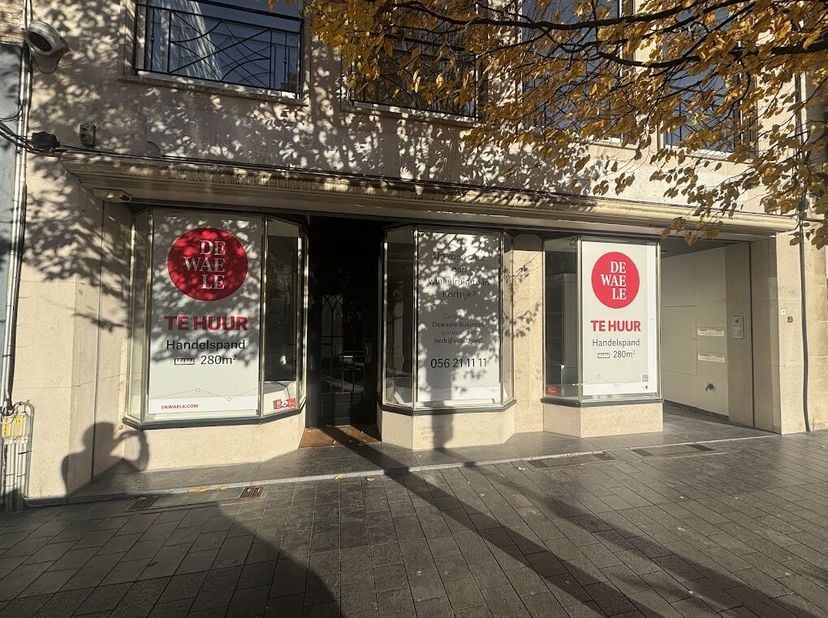Handelspand van ca. 280 m² te huur in het centrum van Kortrijk. Gelegen tussen het Schouwburgplein en de Grote Markt.&lt;br /&gt;
Indeling: &lt;br /&gt;
Gelijkvlo