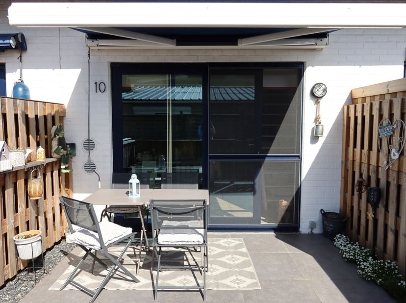 Dit instapklaar gelijkvloers appartement/duplex, met een gunstige ligging op 1 km van het strand van Bredene, kan u alle rust bieden dat u zoekt. Deze