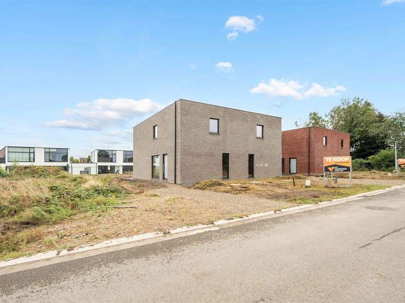Moderne ruwbouw winddichte nieuwbouwwoning (BEN) op een zeer centrale doch uiterst rustige ligging te Peer.&lt;br /&gt;
Deze strakke moderne woning van 144m