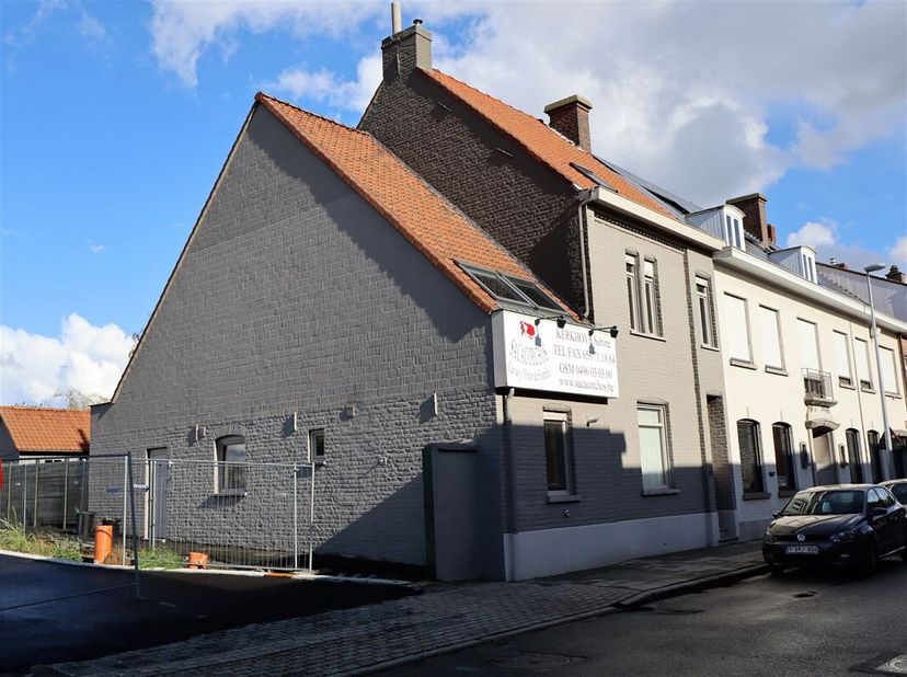 Handelspand van 35m² te huur geschikt voor kantoor, nagelstudio, praktijk,  Private inkom met vestiaire, toilet en wachtruimte. De handelsruimte is vo