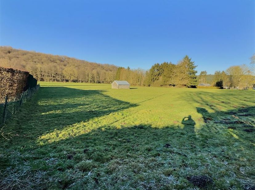 Terrain constructible à Nismes !!!&lt;br /&gt;
- Superficie de +/- 20 ares&lt;br /&gt;
- largeur de façade +/- 45m.&lt;br /&gt;
- Vue dégagée&lt;br /&gt;
- Belle implantation