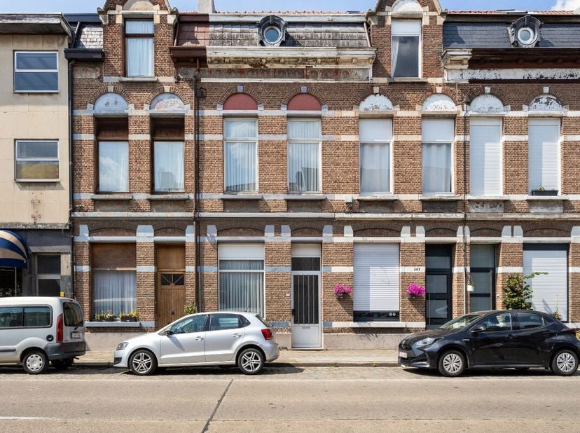 Mechelen: Te renoveren gezinswoning met karaktervolle gevel, tuin en 3 slaapkamers te koopDeze charmante woning met karaktervolle gevel biedt heel wat
