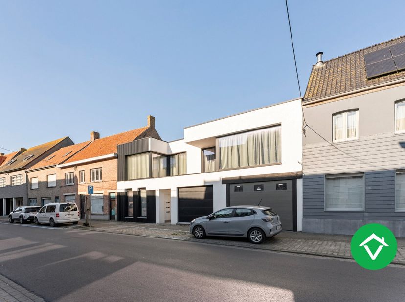 Dit mooi instapklaar appartement is gelegen op het 1ste verdiep van een kleine residentie te Leke, bestaande uit 3 appartementen.&lt;br /&gt;
Het appartemen