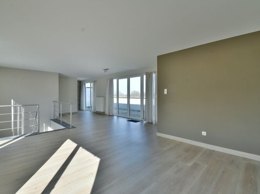 In deze kleinschalige residentie bevindt zich dit knappe duplex-appartement met twee slaapkamers en twee badkamers met een riante oppervlakte van 152