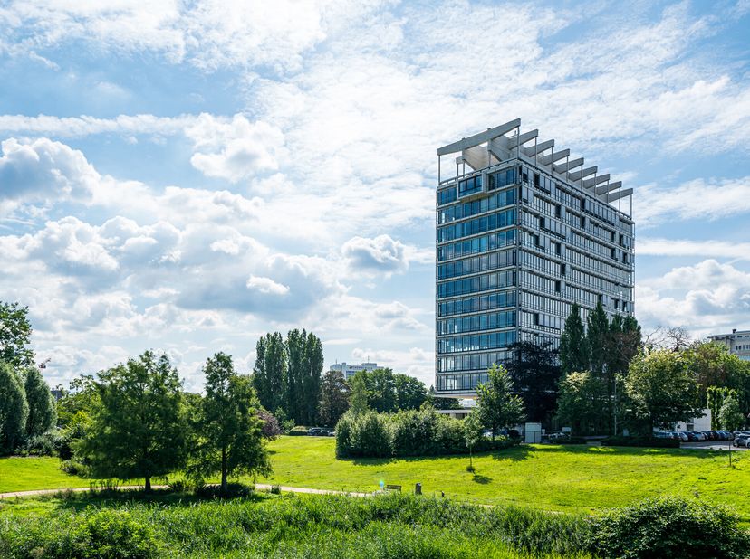 Het BP-gebouw, ontworpen door de getalenteerde architect Leon Stijnen, straalt tijdloze elegantie uit met zijn slanke, moderne silhouet. De gevel van