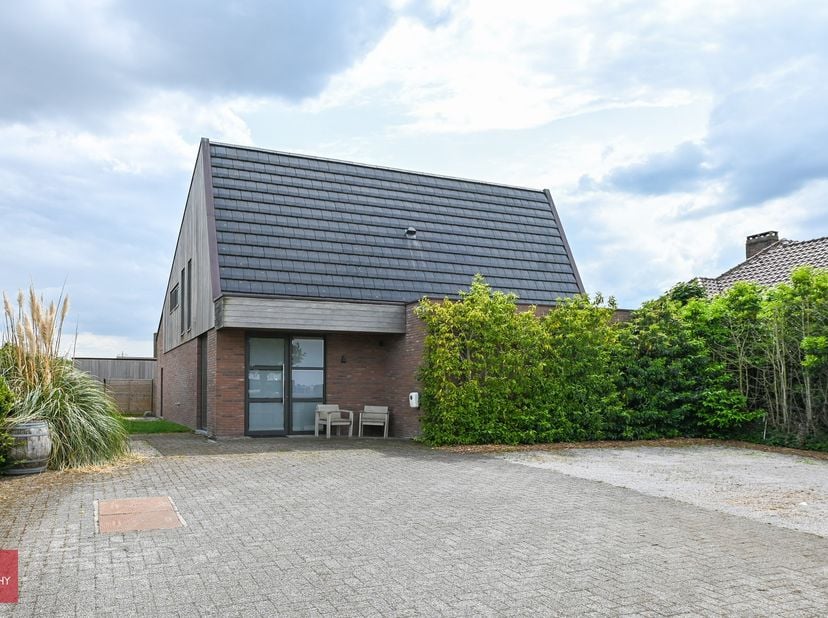 Unieke energiezuinige eigendom verscholen achter schuifpoort. Bestaande uit een inkomhall, 3 slaapkamers met eigen badkamer en toegang tot tuin, buree