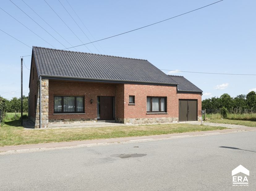 Deze charmante woning met 4 slaapkamers, gelegen aan de rand van Sint-Truiden, biedt een unieke kans om uw droomwoning te creëren. Met een bewoonbare