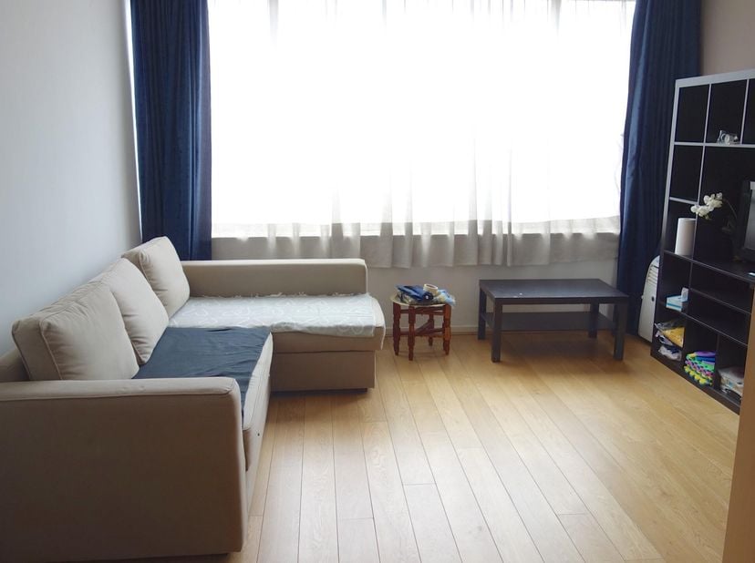 Flat meublé, pratique, de +- 30m2 situé à proximité de la cambre et de l&#039;ULB. Le studio se compose d&#039;une pièce de vie, une cuisine équipée, une sdd av
