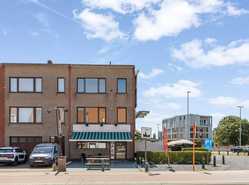 Op een schitterende locatie te Lier bevindt zich dit handelspand met naastgelegen bouwgrond, apart duplex appartement en ruime parking.Het pand beschi