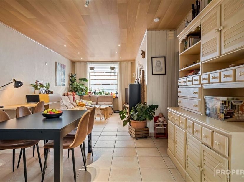 Welkom in deze charmante woning in Harelbeke. Na binnenkomst in de hal, wordt u verwelkomd in een ruime leefruimte. De keuken is uitgerust met alle ap