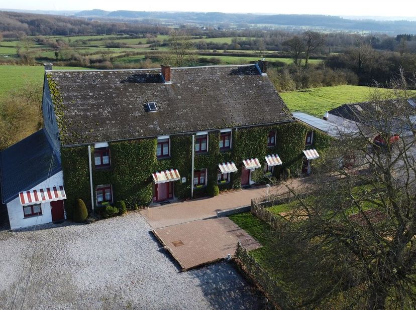 &quot; La Ferme de la Galoperie&quot; un immeuble plein de charme, métamorphosée en une superbe habitation et en un gite 3 épis de 18 personnes, au coeur du pit