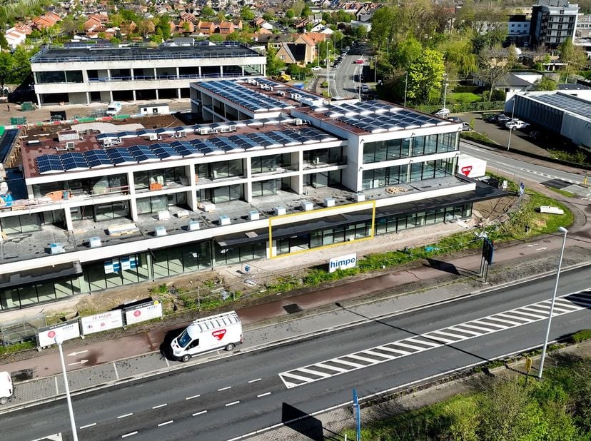 Deze kantoorruimte is gelegen op een invalsweg van Veurne met vlotte toegang tot E40, Veurne &amp; de kust. Prachtige zichtlocatie met heel veel passage.&lt;