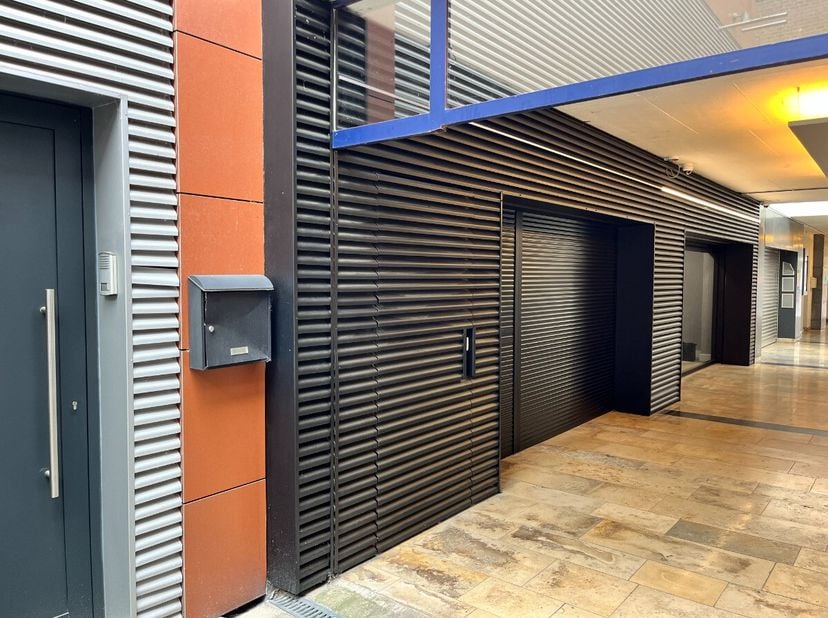 Ondergrondse berging naast Shopping 2 in centrum Genk. Deze bergings hebben de volgende oppervlakte: Berging 1: 2m50 x 2m35Berging 2: 2m55 x 2m25 Onmi