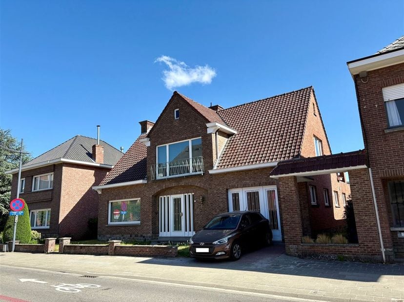 Ligging: Deze instapklare woning bevindt zich op een centrale locatie in hartje Tremelo. Hier woont u op wandelafstand van winkels, scholen, horeca en