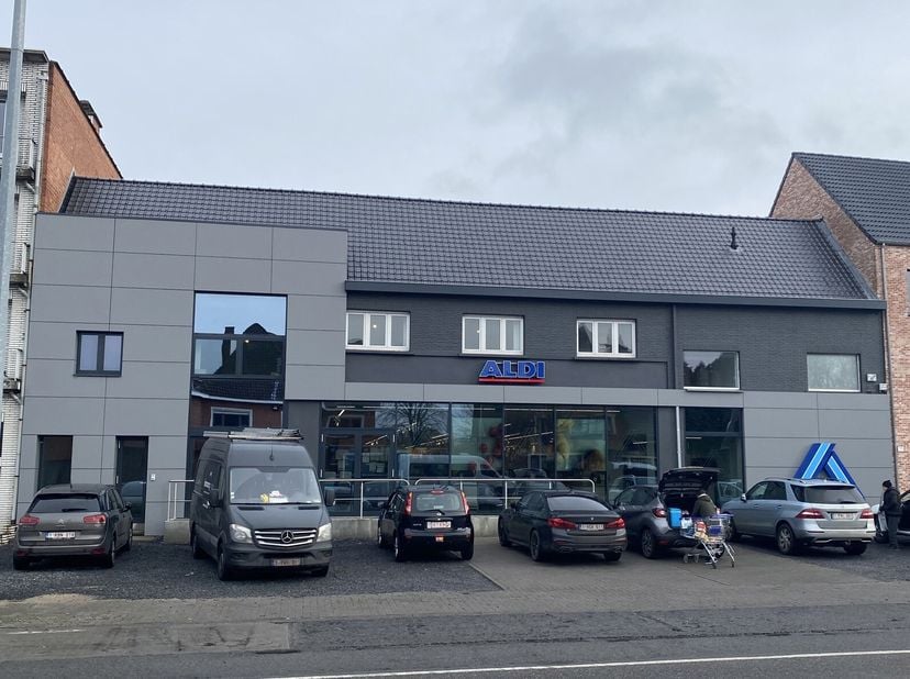 Kantoorruimte van 100 m² op de 1ste verdieping, gelegen aan de Brusselsesteenweg 133 in Asse te huur. Deze ruimte is volledig instapklaar en onmiddell