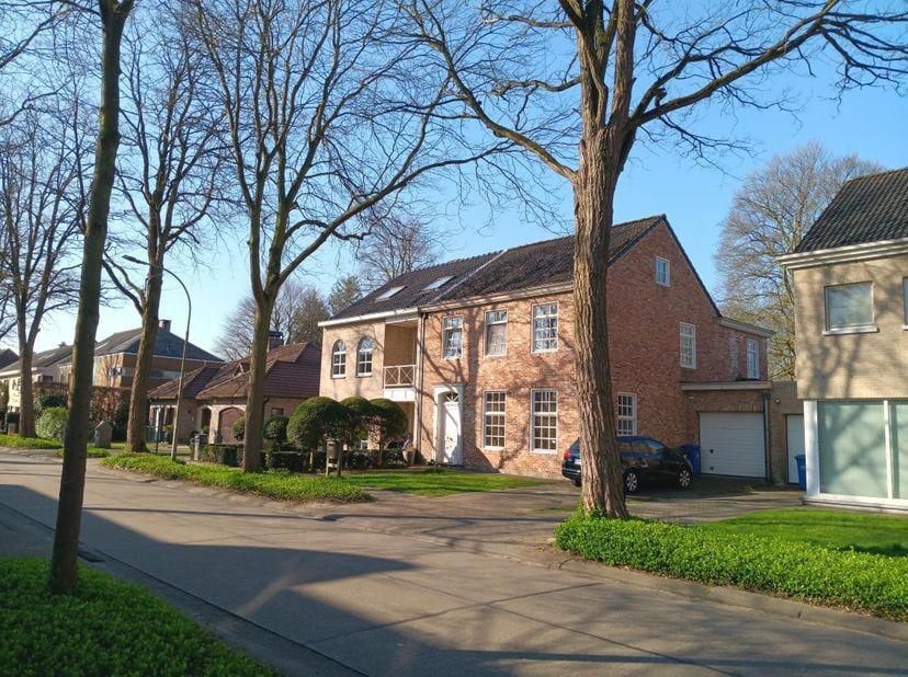 Moderne half open bebouwing op ca 416m² grond. De woning is gelegen in een rustige, centrale woonwijk.&lt;br /&gt;
De woning bestaat uit een inkomhal met ap