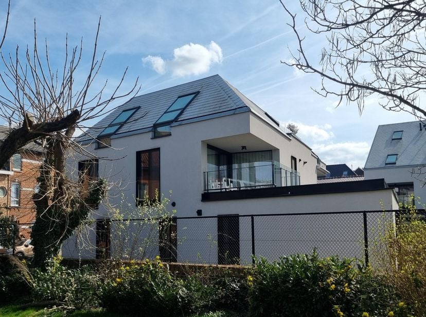 Fijn appartement net buiten de kleine ring.&lt;br /&gt;
Er is 1 ondergrondse autostaanplaats inbegrepen, de vaste kosten bedragen € 70.&lt;br /&gt;
&lt;br /&gt;
Ik heb