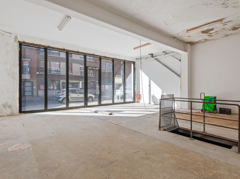 Casco handelsruimte in prachtig gerenoveerd pand&lt;br /&gt;
Deze commerciële ruimte bevindt zich in een prachtig recent gerenoveerd gebouw en geniet van ma