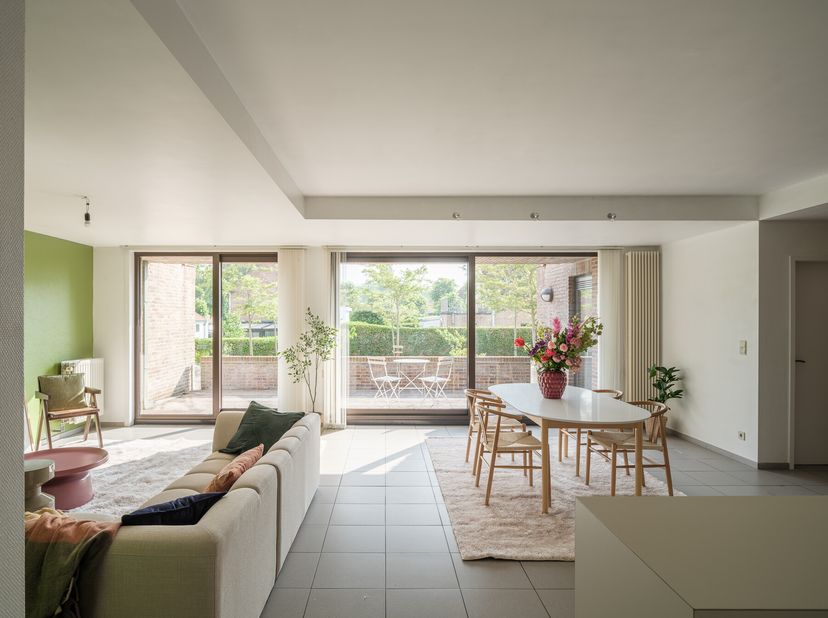 Dans la Zeelaan à Koksijde, nous trouvons cet appartement spacieux et lumineux (125 m²) avec un jardin ensoleillé de pas moins de 215 m² à vendre. L&#039;a