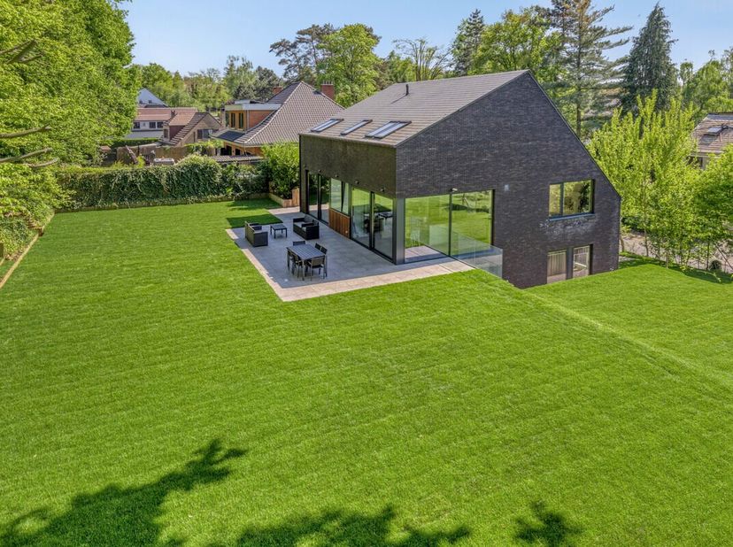 Cette villa unique a été récemment construite avec des matériaux de qualité et est équipée de tout le confort et luxe. Son emplacement est idéal dans