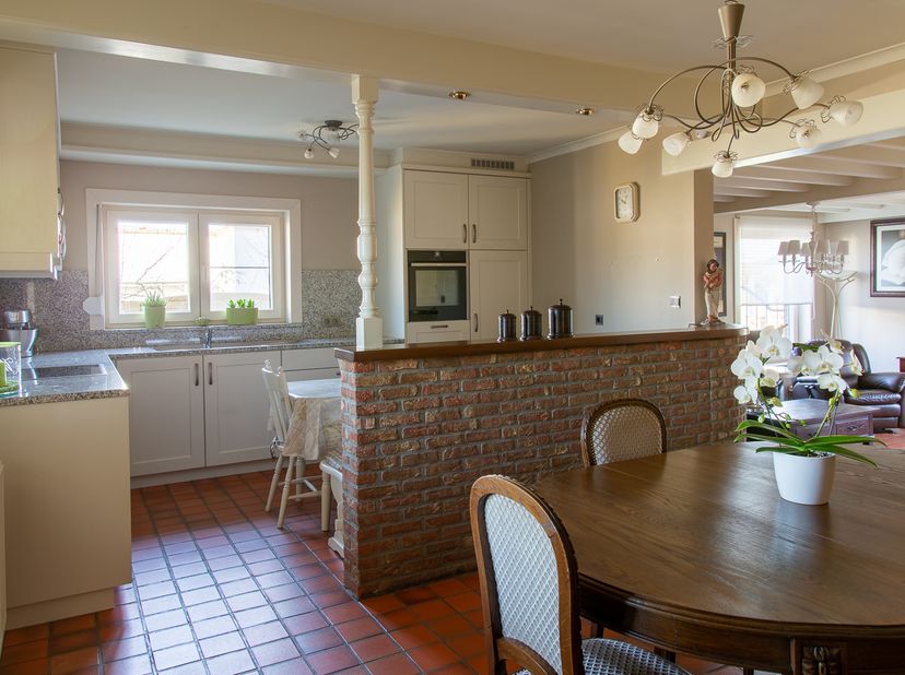 Contact: gsm 0472 94 01 16. Deze goed onderhouden en energiezuinige woning is centraal gelegen te Kermt, in een rustige woonwijk met in de onmiddellij