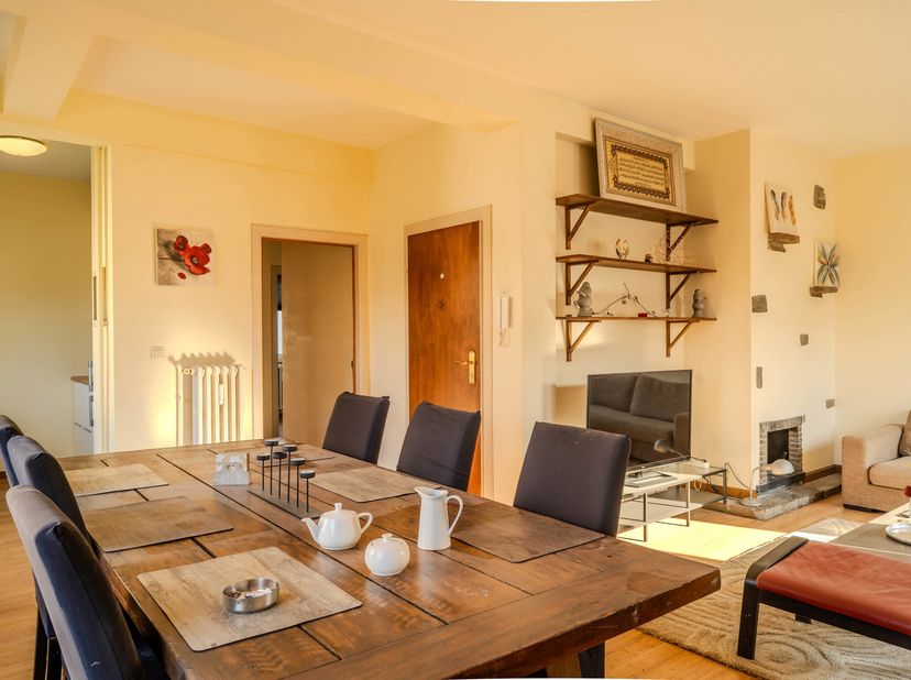 Gelegen in de buurt van voorzieningen, biedt Trianon Invest u dit charmante appartement aan op de 2e verdieping van een goed onderhouden gebouw in Ukk