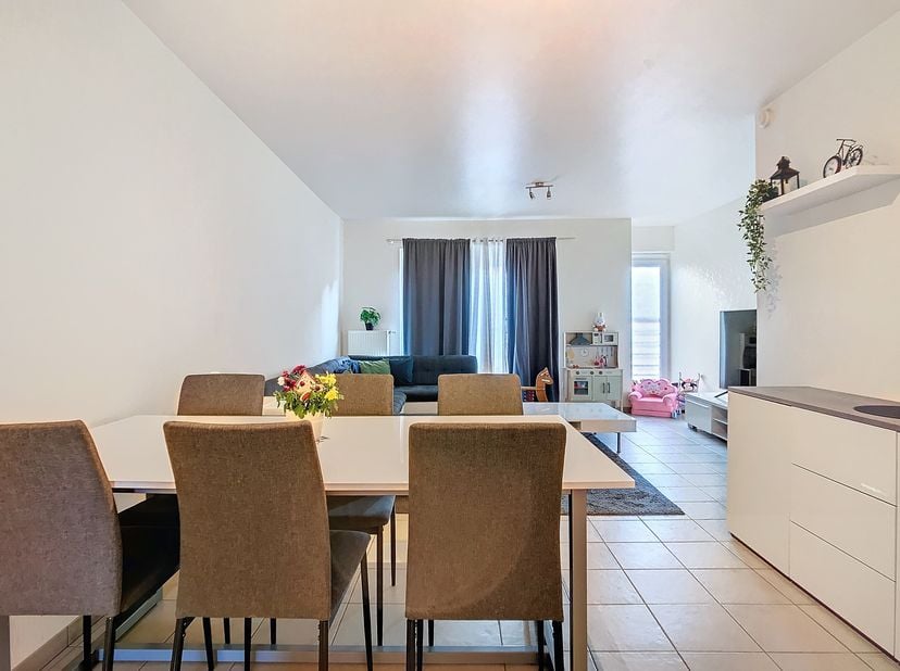 Cet appartement confortable et prêt à emménager offre tout ce dont vous avez besoin pour vivre confortablement dans un endroit calme et central. Situé