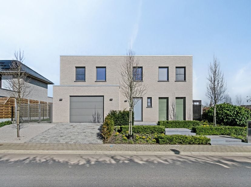 Deze moderne villa, gebouwd in 2020, kent een perfecte afwerking en doordachte, praktische indeling.&lt;br /&gt;
Het huis te koop is gelegen in een rustige