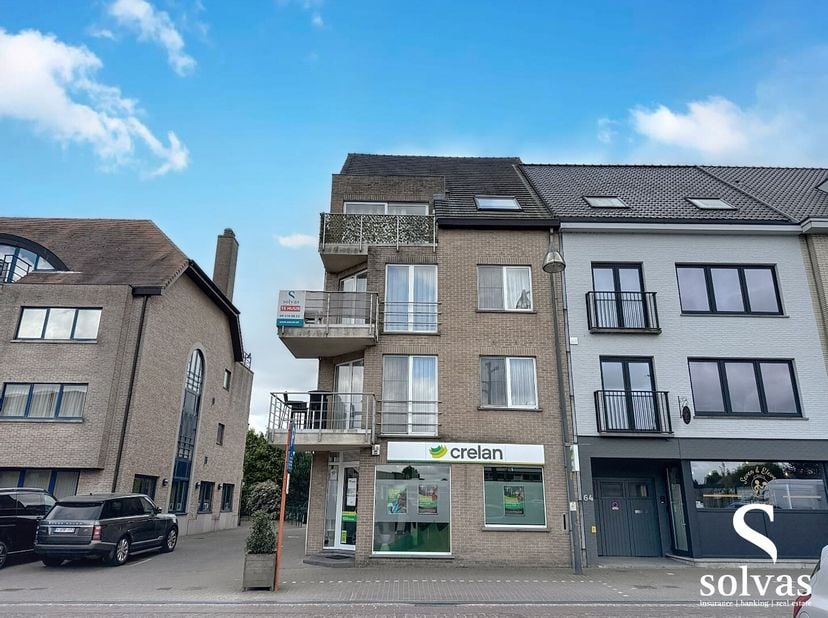 Op zoek naar een gezellig en lichtrijk appartement in het centrum van Zomergem? Dit instapklare tweeslaapkamerappartement combineert comfort met een u