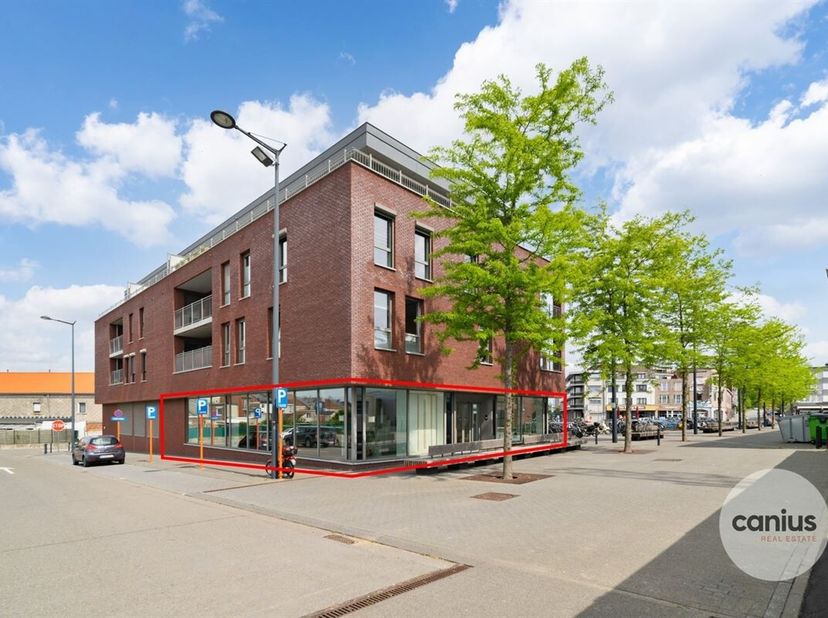 KANTOORRUIMTE OP TOPLOCATIE&lt;br /&gt;
Deze zeer ruime kantoorruimte van maar liefst 220m² is gelegen aan het station van Landen wat zorgt voor een signifi