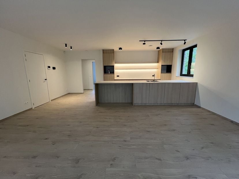 Luxueus nieuwbouw appartement (1V) van 131m² met 2 slaapkamers + bureau, ruim terras met beschermd groenzicht en dubbele parkeerplaats (eerste bewonin