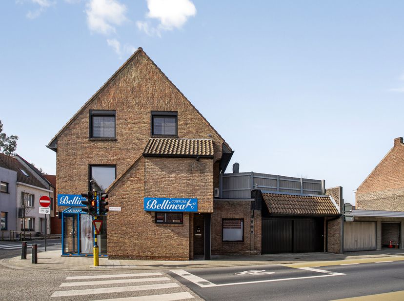 Propriété unique à vendre: maison avec espace commercial! Découvrez cette maison centrale polyvalente avec 3 pièces, un espace commercial et une terra