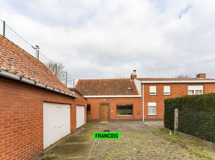 Dit pand is de perfecte thuis voor wie de handen uit de mouwen steekt of voor wie op zoek is naar een heropbouw.&lt;br /&gt;
Deze centraal gelegen woning/bo