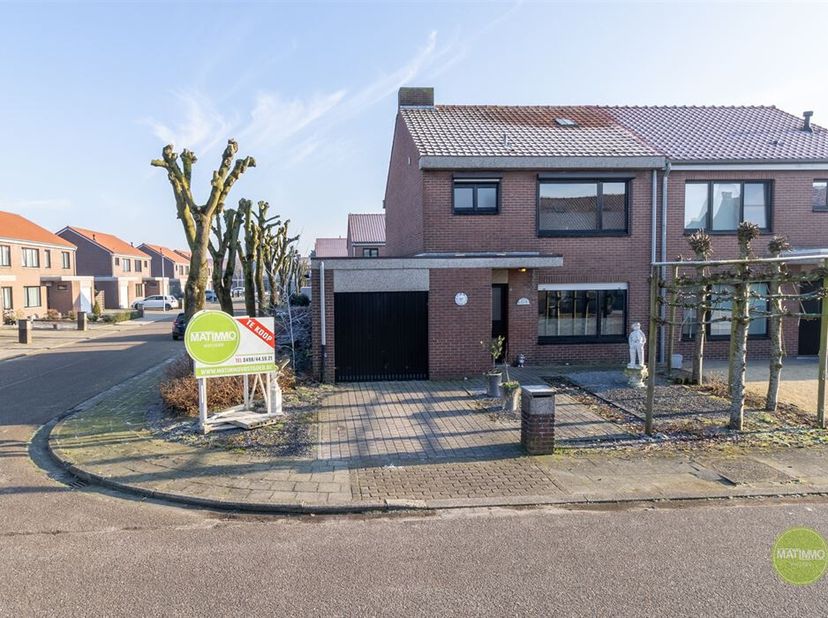 Maison jumelée prête à être emménagée dans un quartier calme d&#039;Arendonk&lt;br /&gt;
Cette charmante maison jumelée datant de 1974 offre tout ce que vous rec