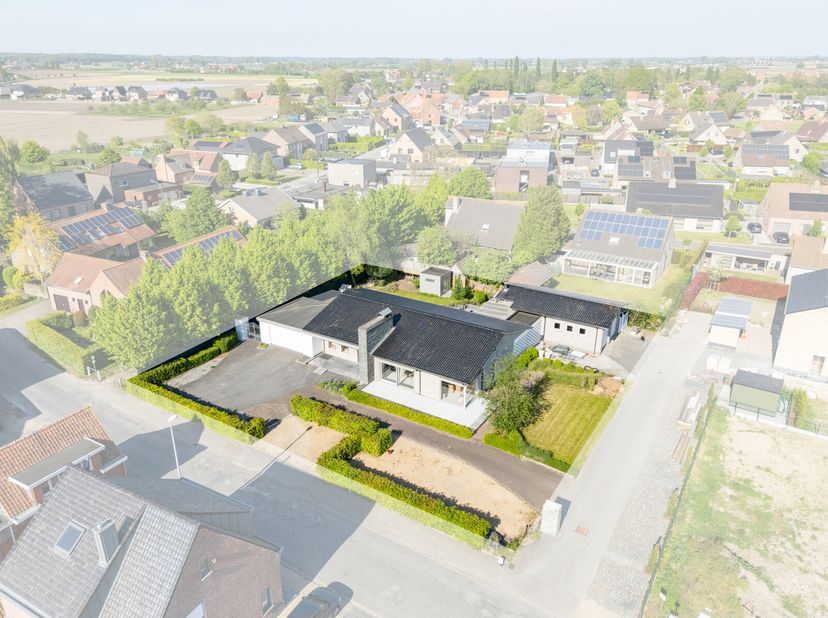 Deze ruime gelijkvloerse villa, centraal gelegen in Kortemark, biedt tal van mogelijkheden voor wie wonen en werken wil combineren, of voor wie op zoe