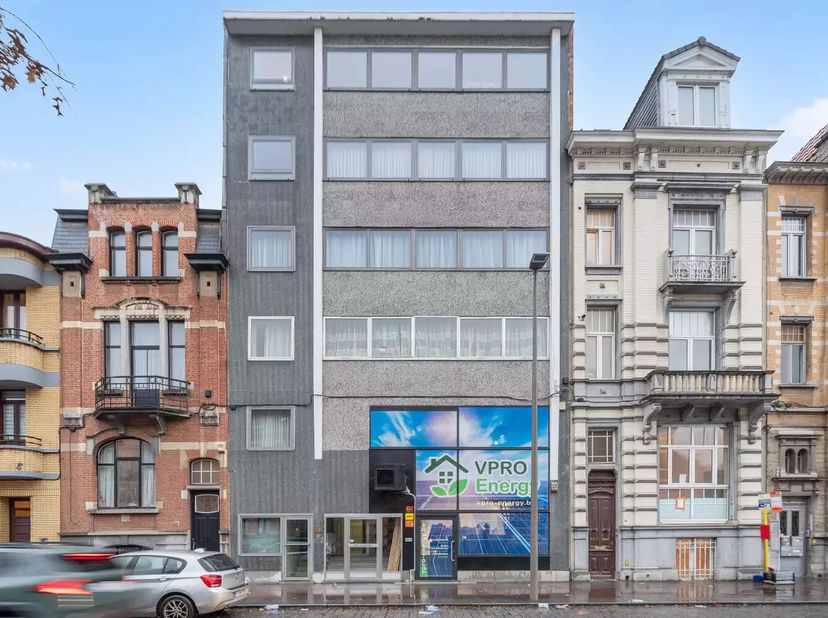 Situé sur Schaarbeeklei, un emplacement stratégique près du centre de Vilvorde, cet immeuble commercial offre de nombreuses possibilités. Avec une com