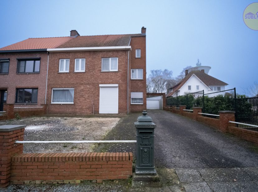Deze gezellige woning is gelegen op een zuidgericht perceel van 658m² in Meerhout, nabij het centrum en met een vlotte verbinding naar omliggende geme