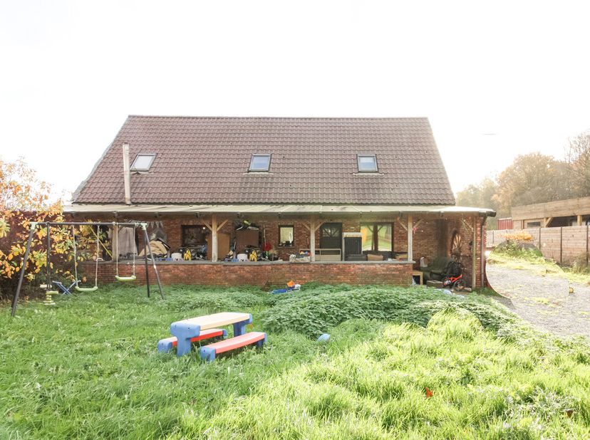 LANDELIJK GELEGEN WONING &lt;br /&gt;
 &lt;br /&gt;
Rustig gelegen woning. Kort bij het centrum van Bekkevoort met alle voorzieningen (winkels, scholen, ....)  én
