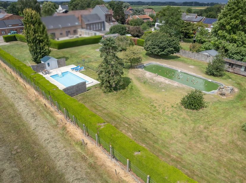 LANQUESAINT - Parcelle de terrain à bâtir avec fantastique jardin arrière arboré et équipé de 35a, piscine et étang - Faire offre àpd :  180.000€