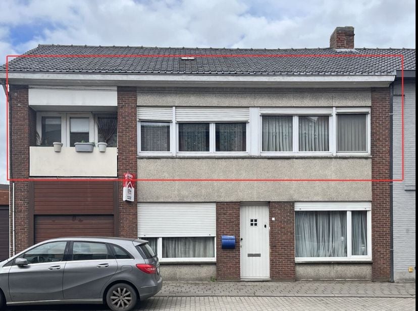 Appartement gelegen op de 1ste verdieping nabij centrum Wingene.Indeling:-inkomhal met grote bergruimte (stalling fietsen/opslag/...)-ruime woonkamer-