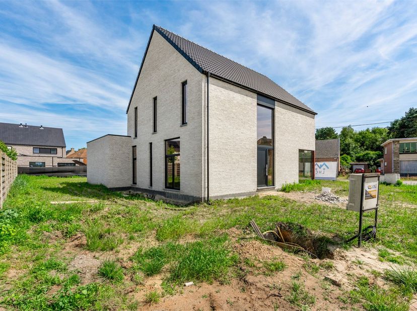 ROYALE CASCO-WONING MET EEN HEERLIJK LICHTRIJKE WOONKAMER MET OPEN KEUKEN EN AANSLUITEND DE BERGPLAATS, 3 SLAAPKAMERS (MEER MOGELIJK), EEN RUIME BADKA