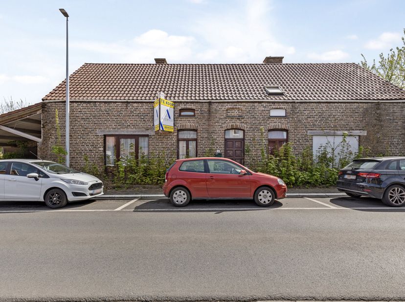 Maison unifamiliale, très spacieuse, à rénover, située à distance de marche du centre ville (Hekelgem).  Les travaux de rénovation ont été entamés il