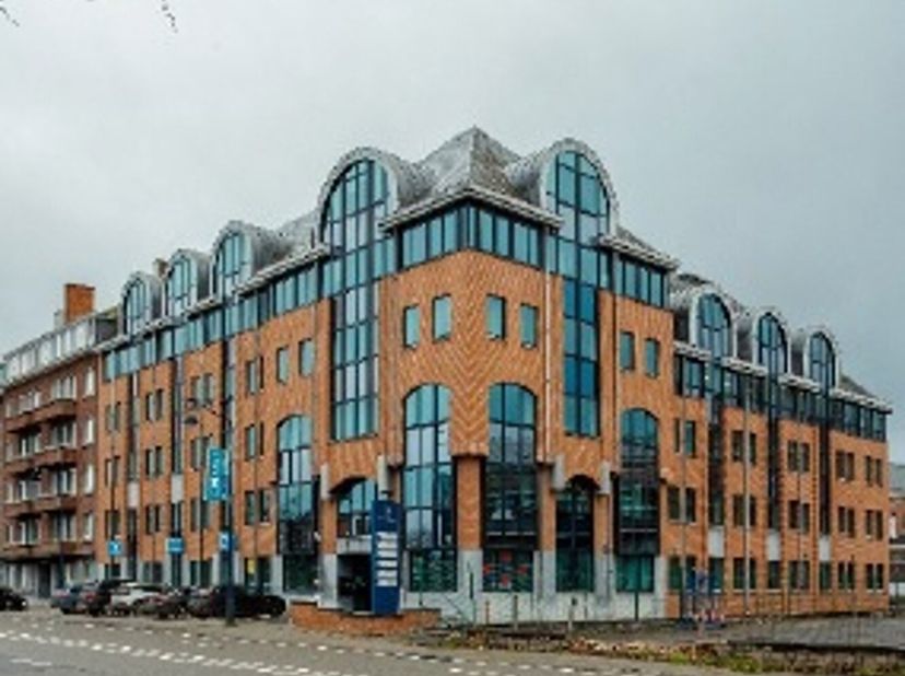 Bureaux à louer idéalement situé à proximité du centre-ville de Namur.&lt;br /&gt;
Transports en communs et facilités à proximité.&lt;br /&gt;
Parking Inside: 1.0