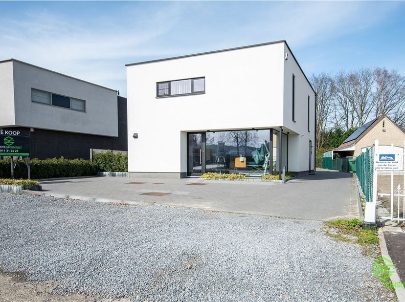 + Als u op onze eigen website (www.empresaconsult.be) naar deze woning doorklikt, vindt u een volledige 360° impressie! + &lt;br /&gt;
Op een centrale locat