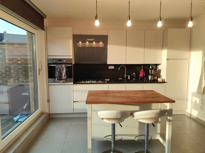 Belle maison lumineuse prête à emménager à vendre à Ostende avec jardin ensoleillé et terrasse, 3 chambres complètes, 2 salles de bain et garage. Tout