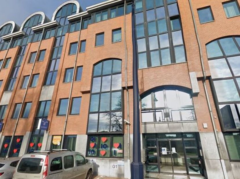 Twee ruime kantorenmet ondergrondse parking beschikbaar te Namen met aanzicht op de Maas. Dit gebouw ligt op wandelafstand van het station en op 5 min