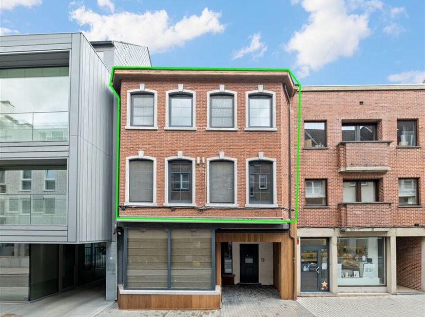 Heb je er altijd van gedroomd om te wonen op een perfecte uitvalsbasis in een instapklaar appartement? Dan is dit je kans! Dit knap appartement met ru