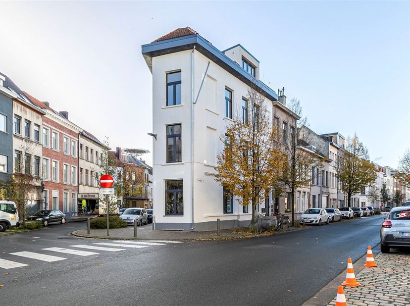 Vergund en volledig verhuurd appartementsgebouw met 4 verhuurde appartementen te Antwerpen&lt;br /&gt;
Ligging: &lt;br /&gt;
Dit vergund en recent gerenoveerd vol