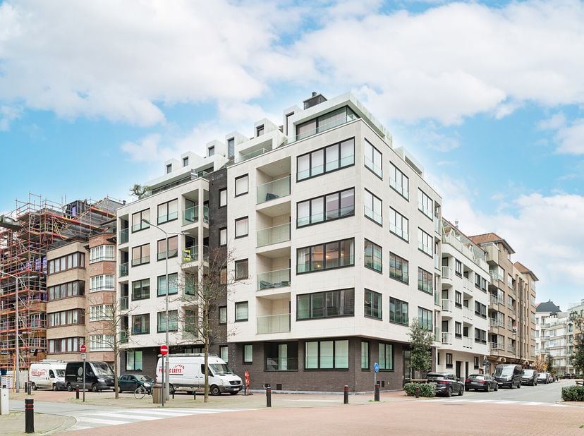 Uitzonderlijk duplex-hoekappartement in recent gebouw (bj 2012) met zonnig terras, en zijdelings zeezicht.&lt;br /&gt;
Het gebouw ligt op de hoek van de Pau
