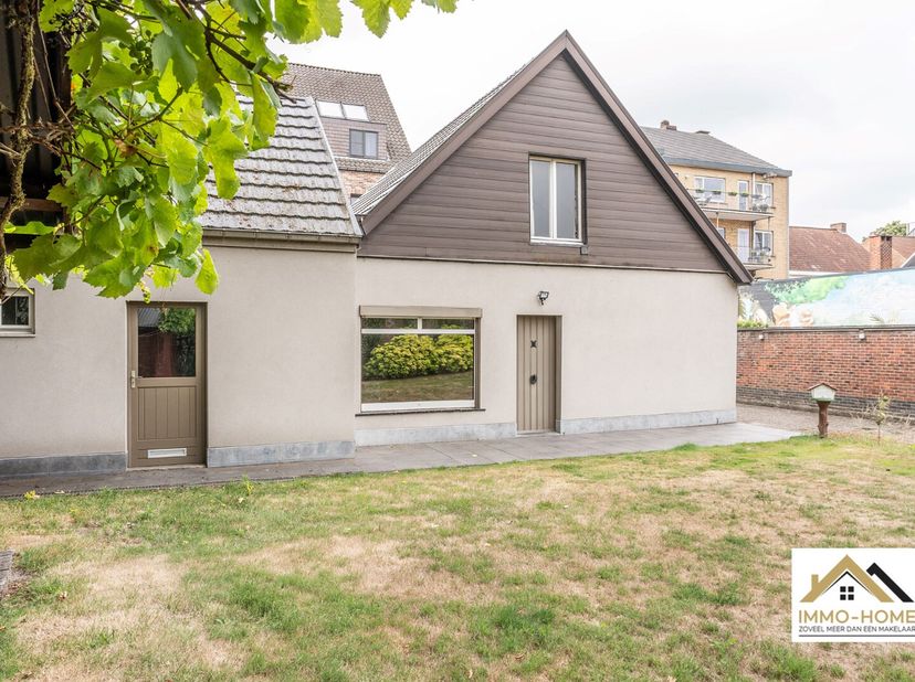 Deze te renoveren woning bevindt zich middenin de dorpskern van het levendige Lochristi met al zijn voorzieningen en ontspanningsmogelijkheden, zonder